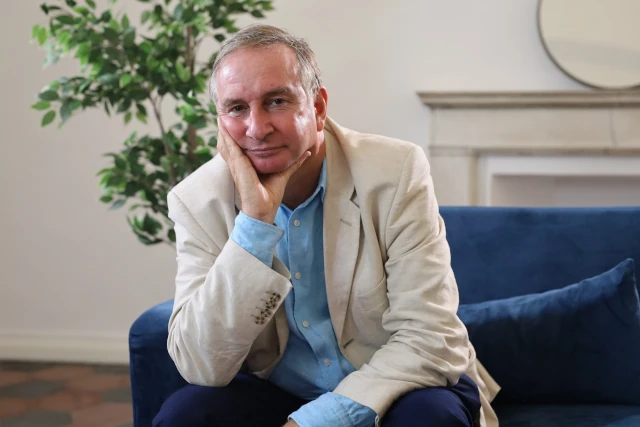 Ludovico Pratesi in uno spazio espositivo di Spazio Taverna